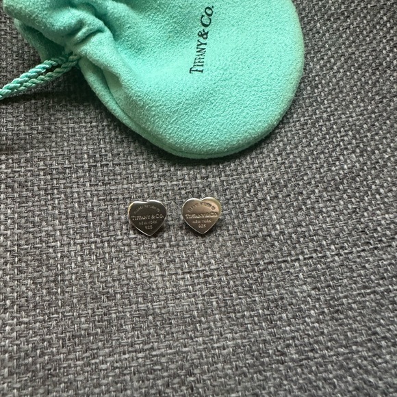 Tiffany & Co return to Tiffany heart earrings - Picture 3 of 5